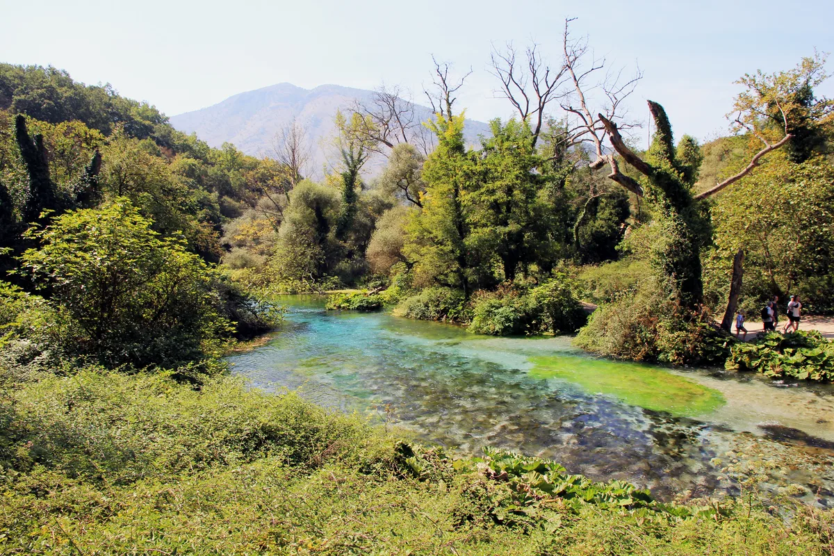 Το τοπίο γύρω από την πηγή Γαλάζιο Μάτι στη νότια Αλβανία