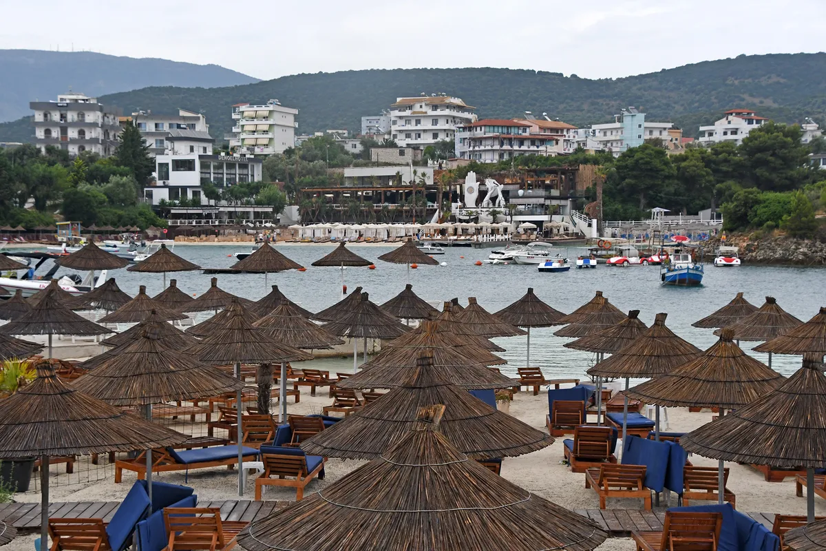 Η παραλία και τα νησιά του Εξαμιλίου